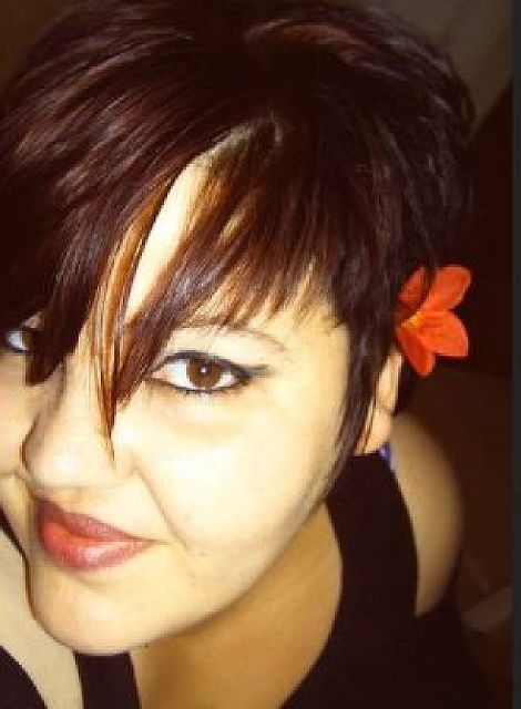 AEIOU32 - Ganz normale Frau!